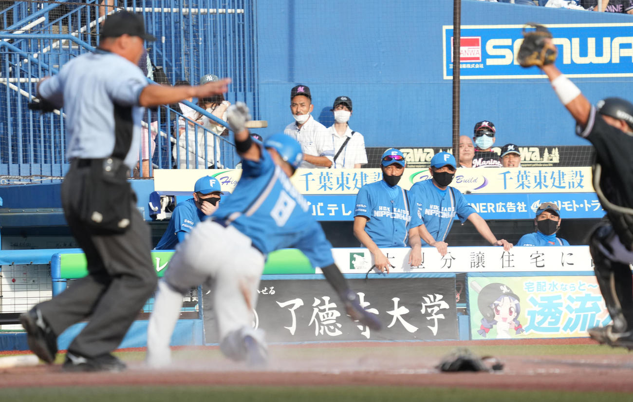 ロッテ対日本ハム　1回表日本ハム2死一、三塁、一塁走者の野村が一、二塁間に挟まれる間に三塁走者の近藤（左から2人目）は本盗を企図し重盗が成功する。捕手佐藤都、右から2人目は新庄監督（撮影・小沢裕）