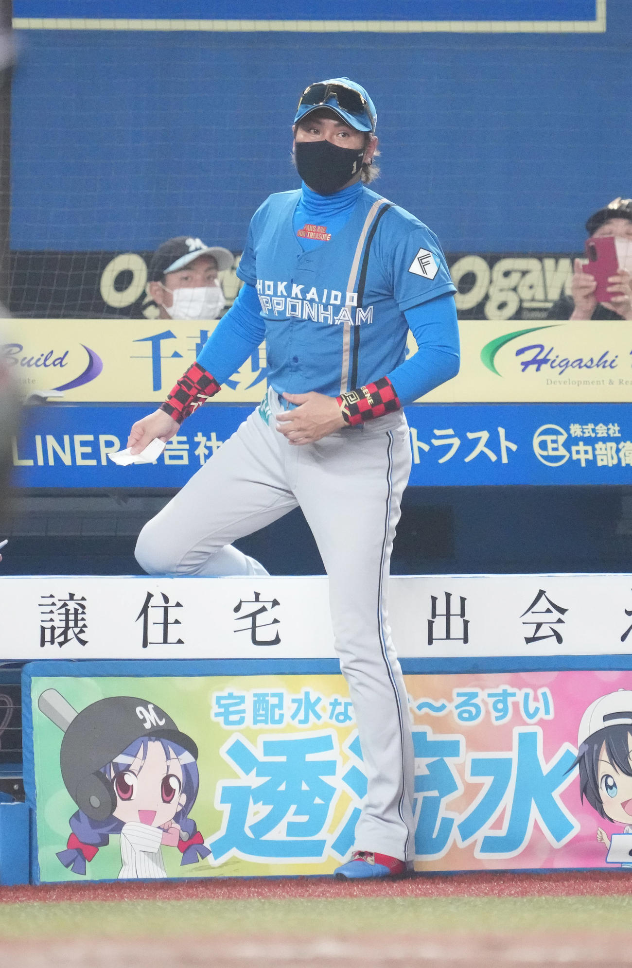 ロッテ対日本ハム　選手交代を告げにベンチを出る日本ハム新庄監督（撮影・小沢裕）