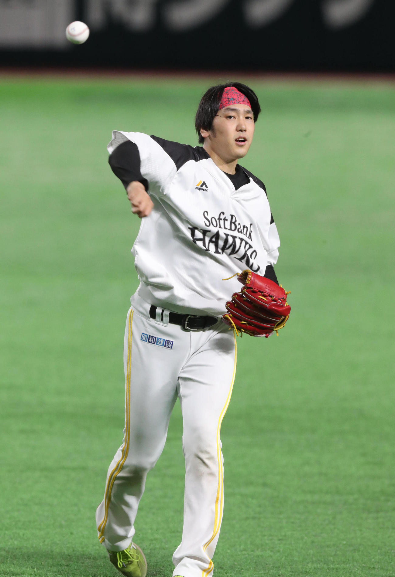 キャッチボールで調整する石川柊太（撮影・梅根麻紀）