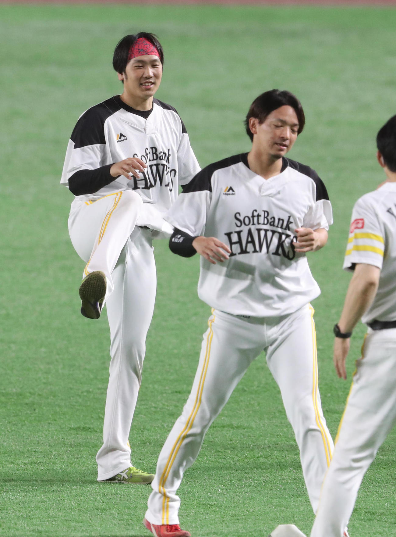 体をほぐす石川柊太、手前は東浜巨（撮影・梅根麻紀）