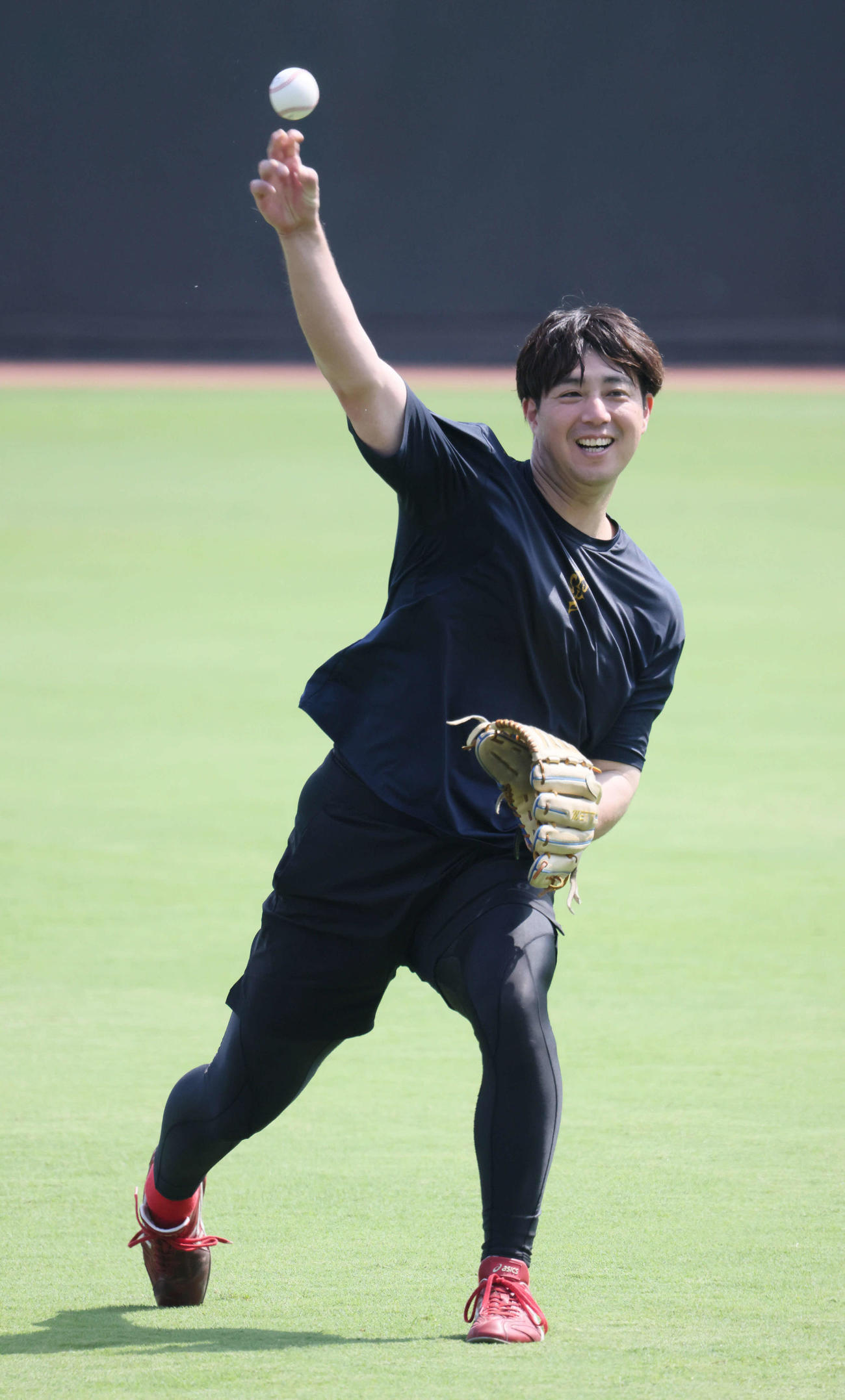 広島投手指名練習　キャッチボールをする野村（撮影・加藤孝規）