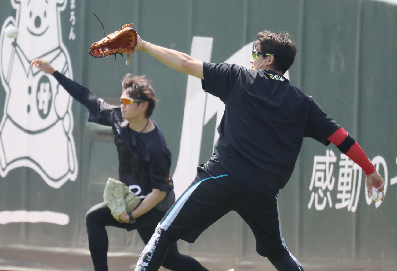 広島投手指名練習　キャッチボールをする九里。左は大道（撮影・加藤孝規）