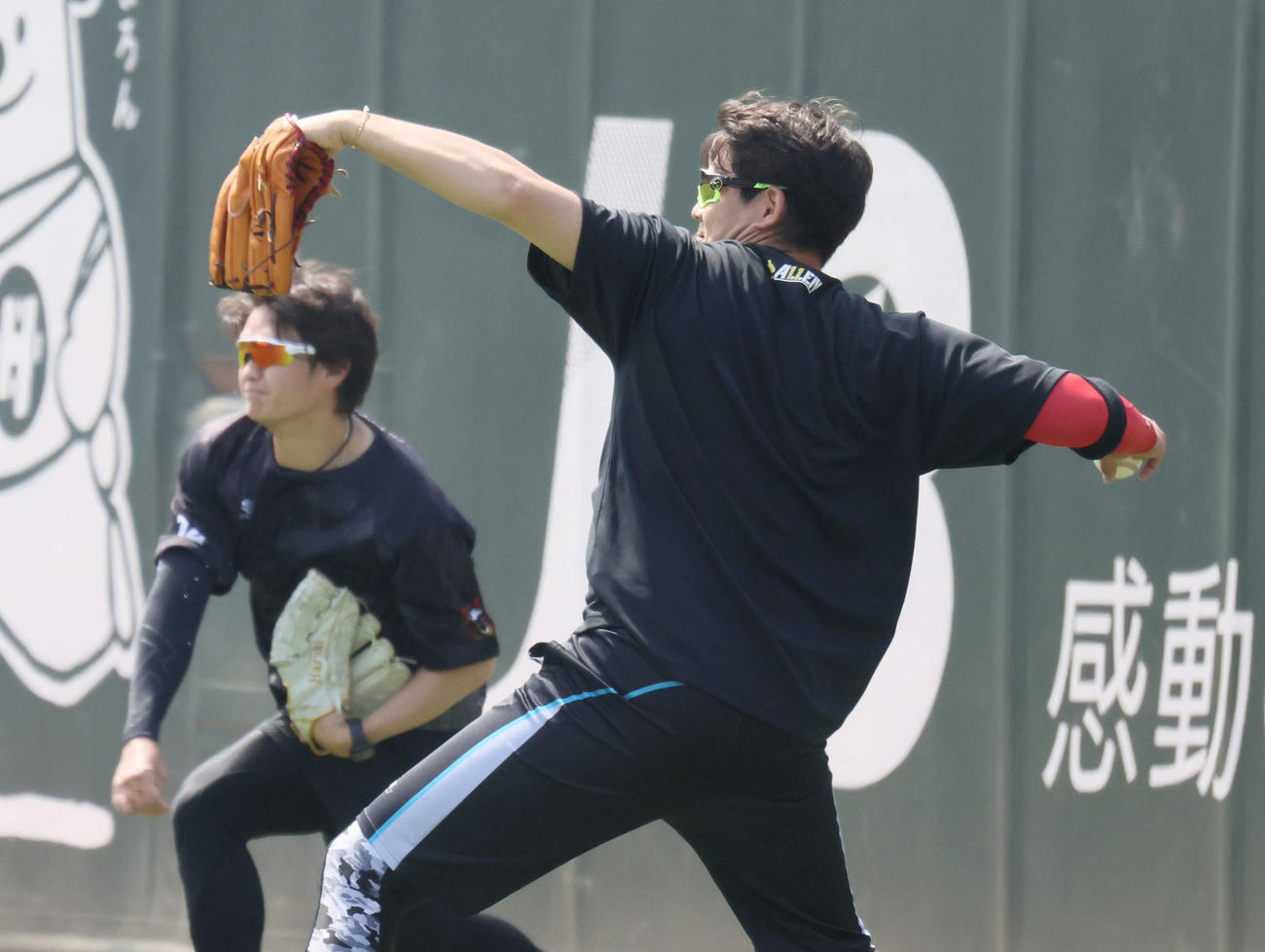 広島投手指名練習　キャッチボールをする九里。左は大道（撮影・加藤孝規）