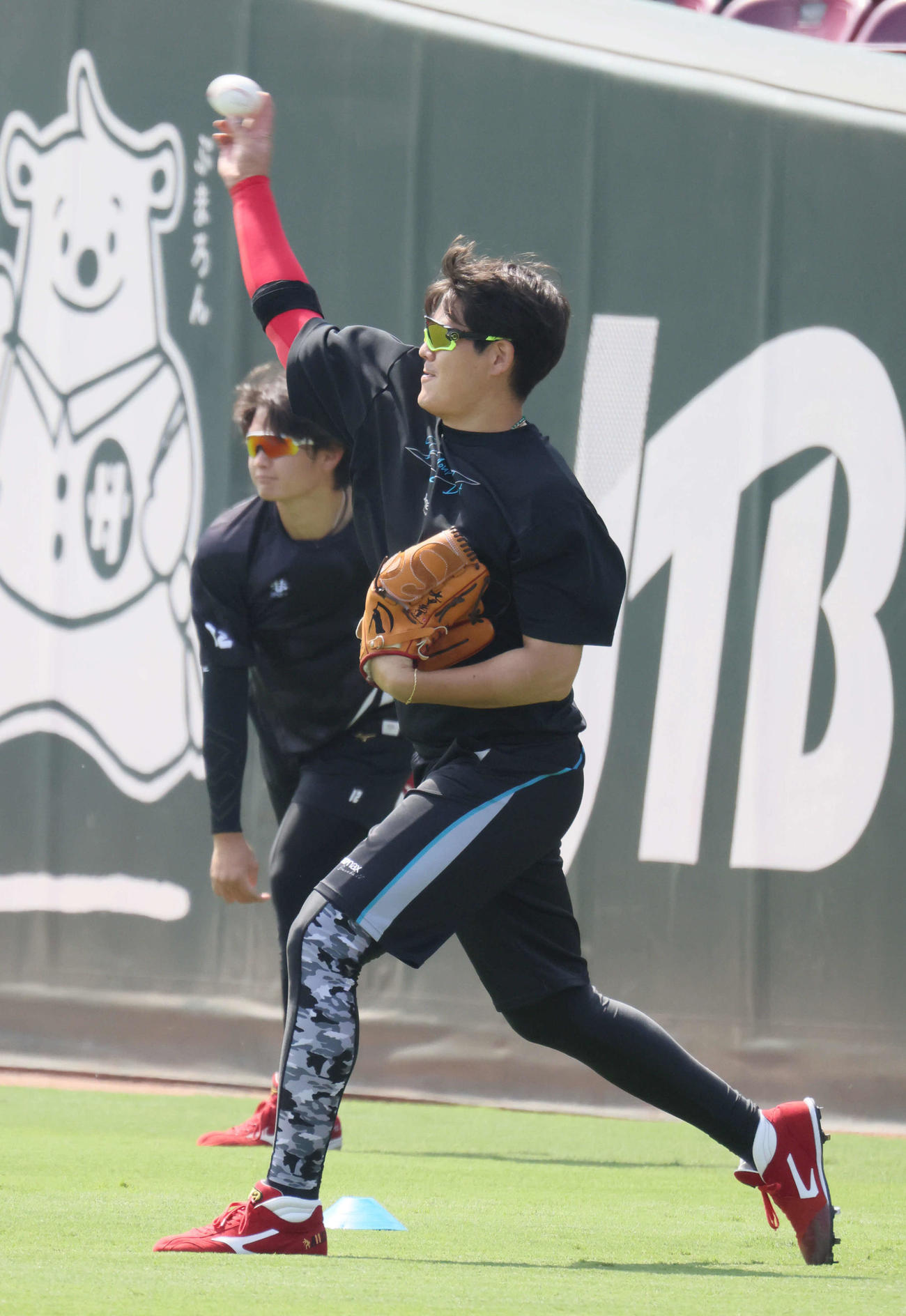 広島投手指名練習　キャッチボールをする九里。左は大道（撮影・加藤孝規）