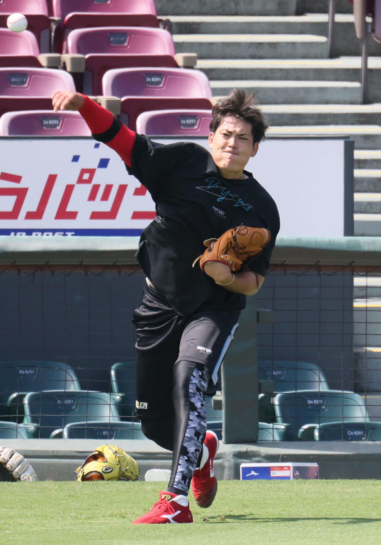 広島投手指名練習　キャッチボールをする九里（撮影・加藤孝規）