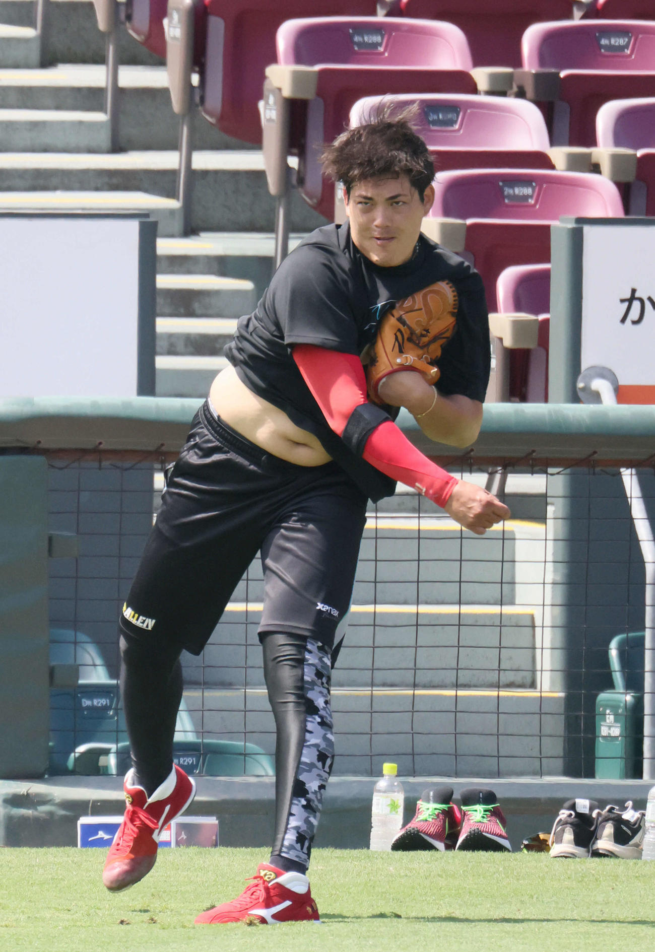 広島投手指名練習　キャッチボールをする九里（撮影・加藤孝規）