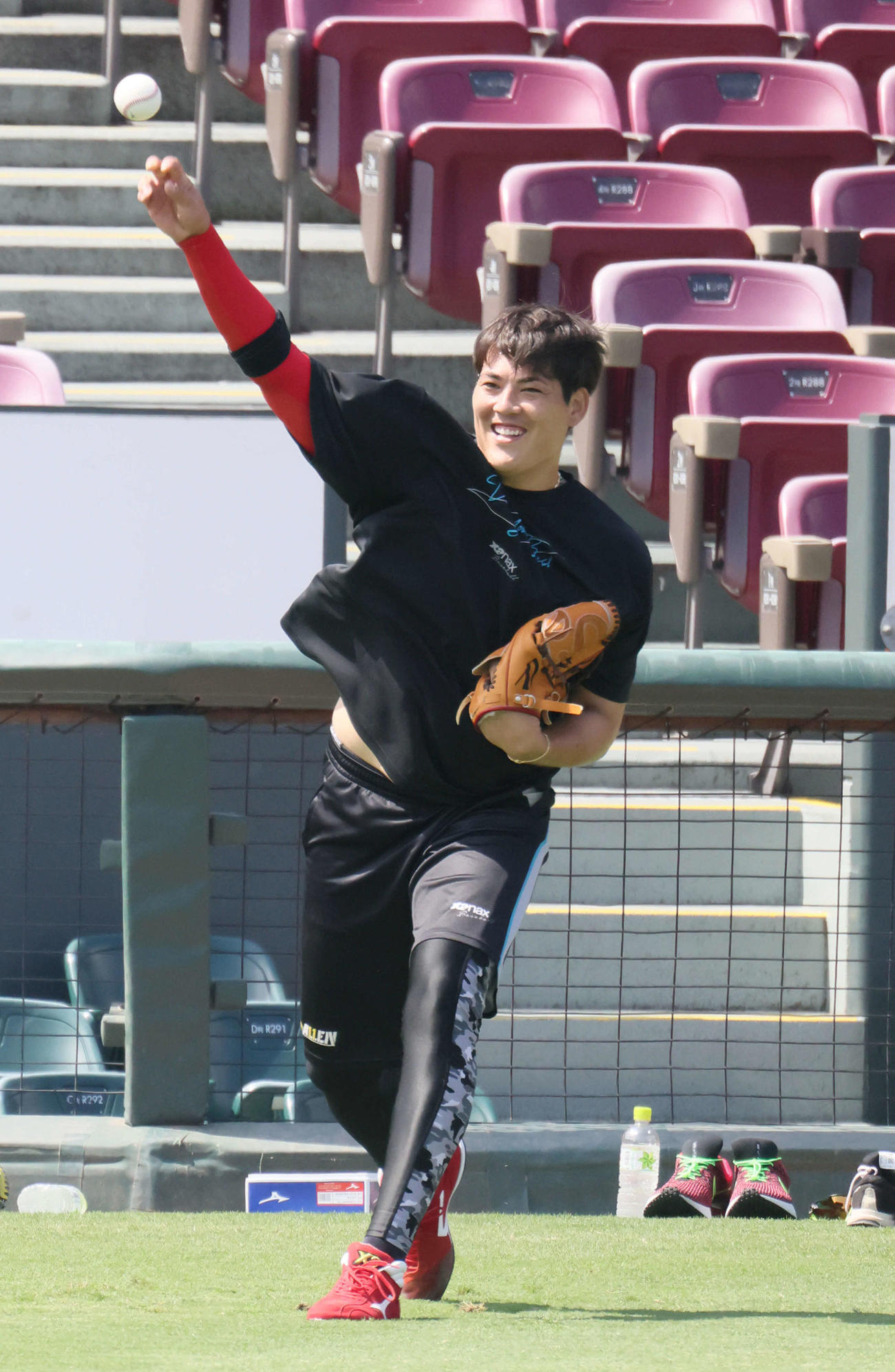 広島投手指名練習　キャッチボールをする九里（撮影・加藤孝規）