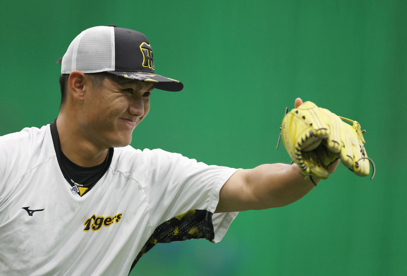 キャッチボールで調整する阪神西純（撮影・前田充）