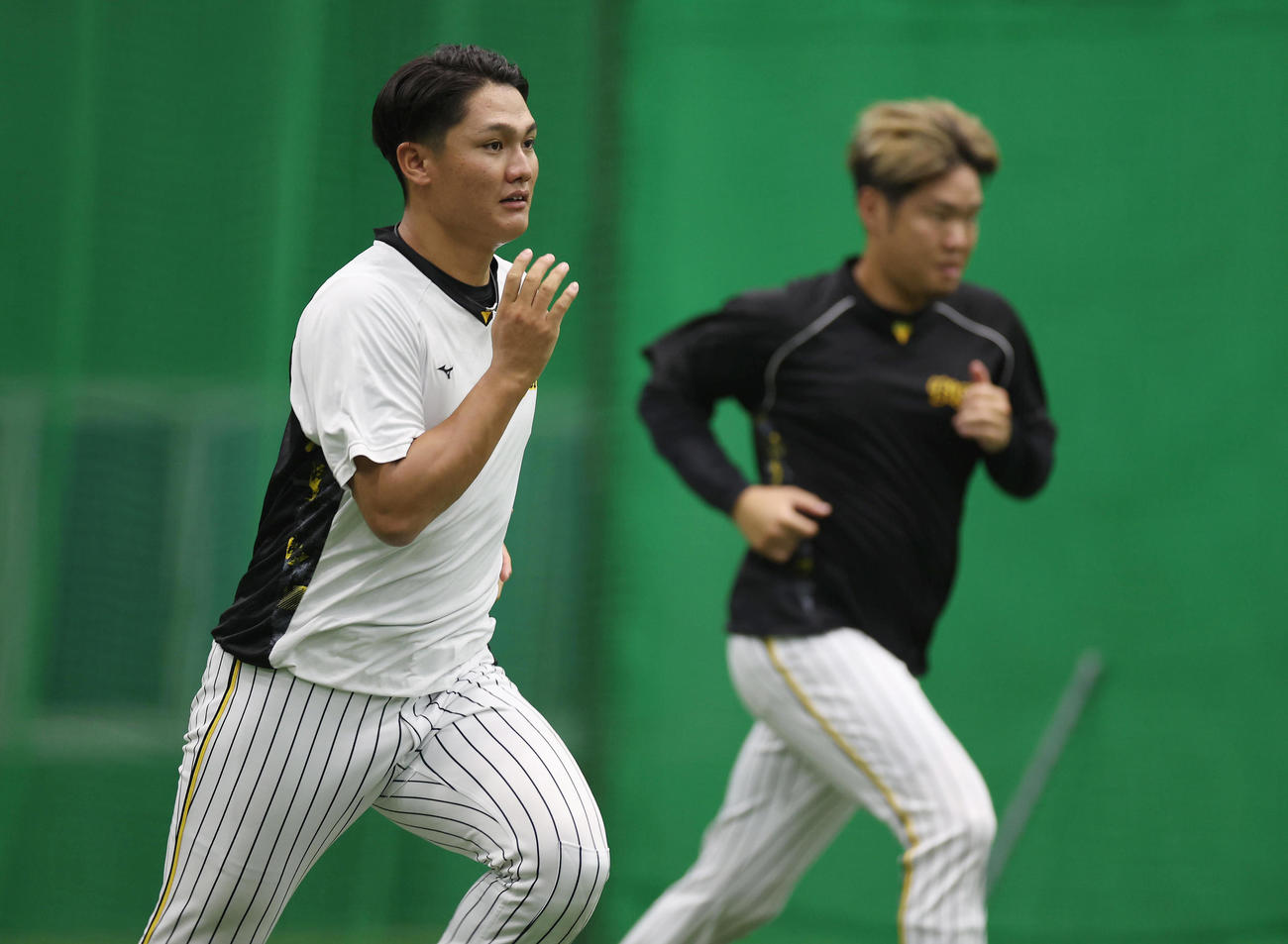 ダッシュを繰り返す阪神西純。右は西勇（撮影・前田充）