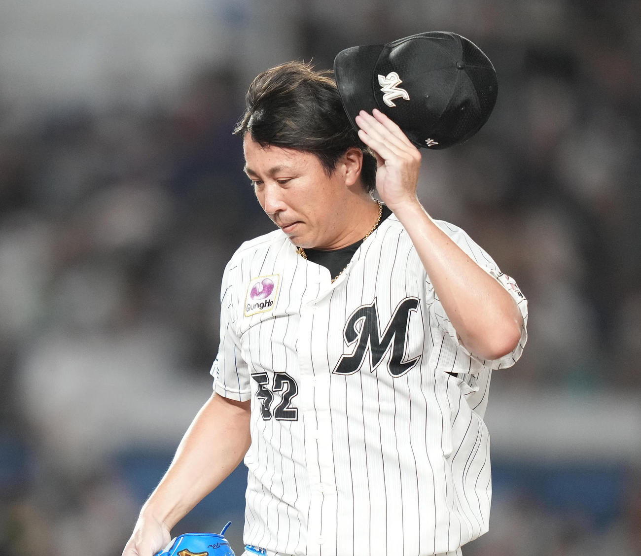 11日ソフトバンク戦の9回に勝ち越しを許し、うつむきながらベンチへ戻るロッテ益田直也