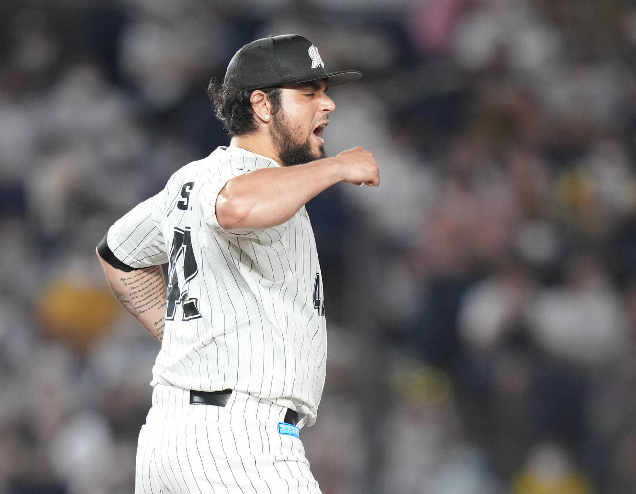 11日ソフトバンク戦の6回2死二、三塁、周東を遊ゴロに仕留めガッツポーズするロッテ・オスナ