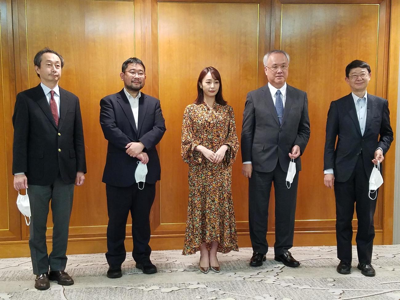 新型コロナウイルス感染症市民公開講座に参加した右から四柳宏氏、三田英治氏、宇垣美里さん、忽那賢志氏、加藤康幸氏（撮影・寺尾博和）