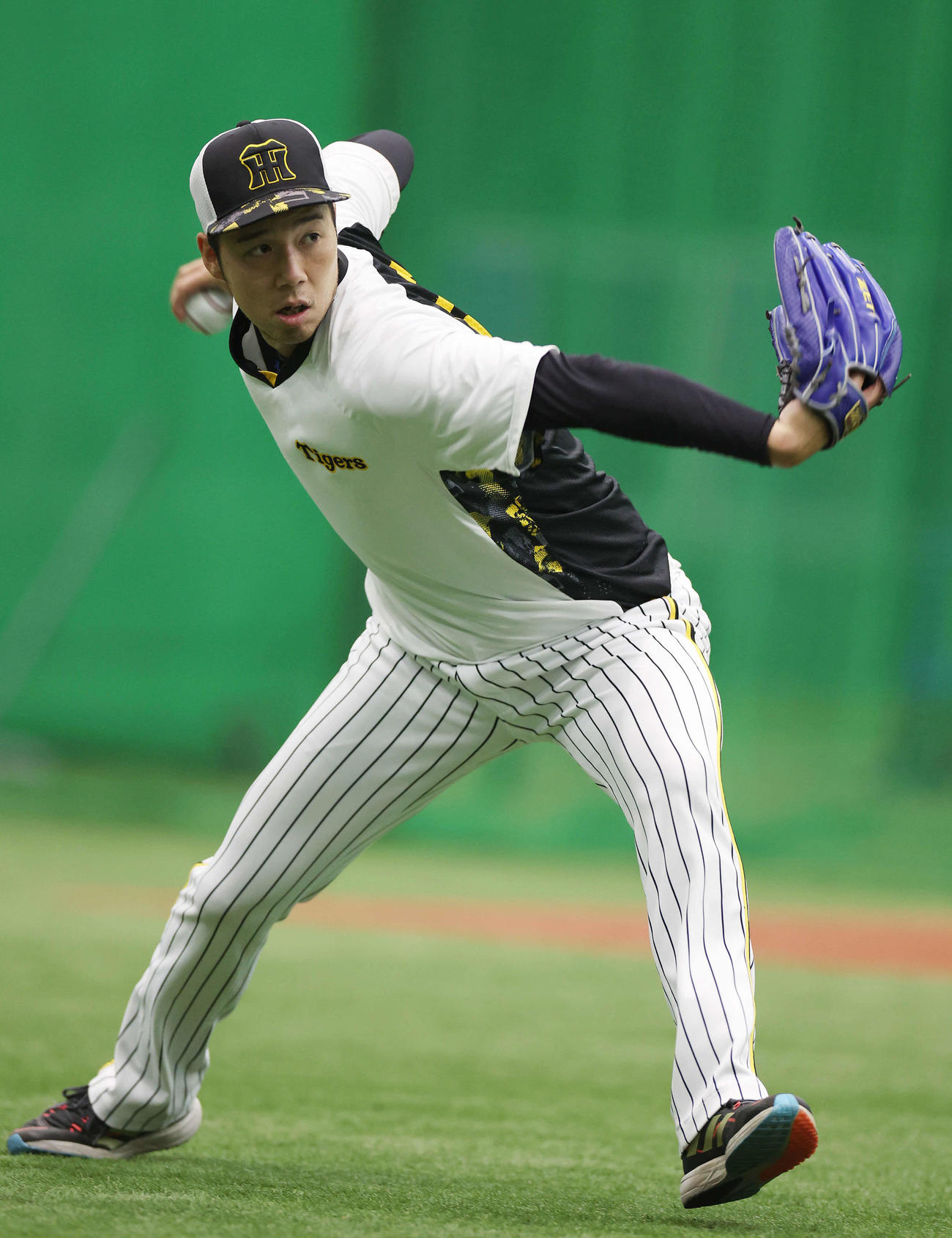 キャッチボールで調整する阪神青柳（撮影・前田充）