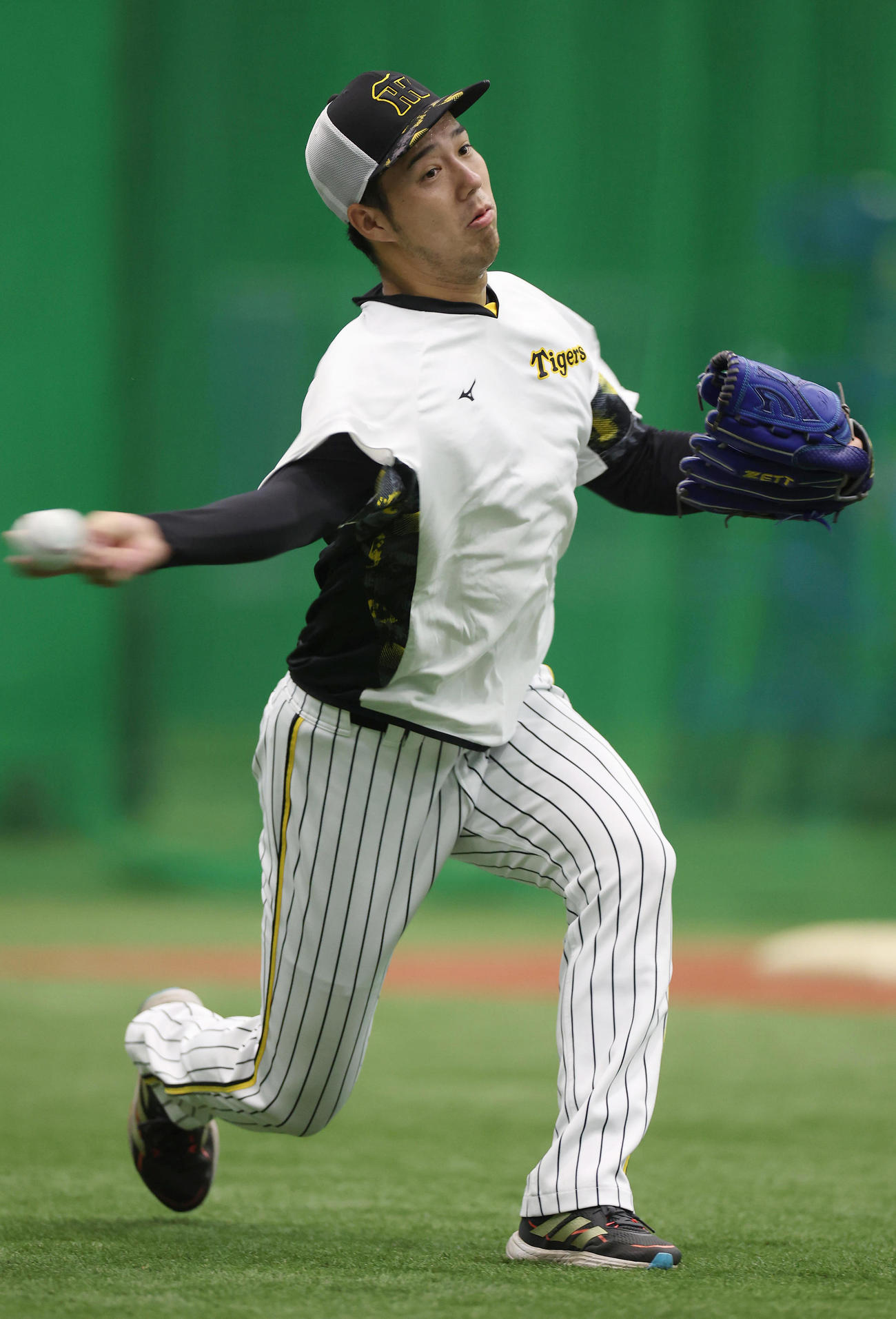 キャッチボールで調整する阪神青柳（撮影・前田充）