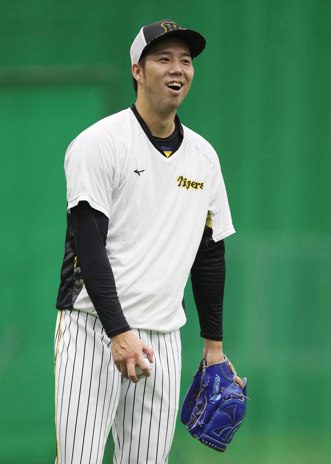 練習中、笑顔を見せる阪神青柳（撮影・前田充）