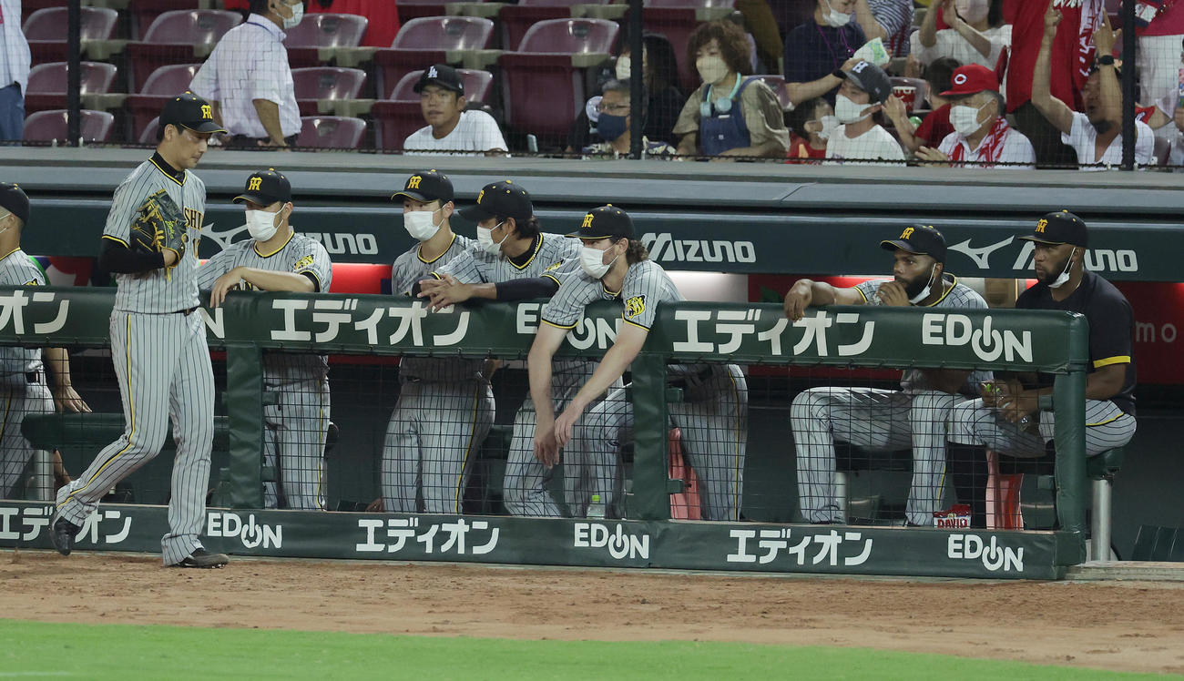 2022年8月6日広島対阪神　広島にサヨナラ負けを喫し、ぼうぜんとする阪神ナイン。左端は引き揚げる岩崎