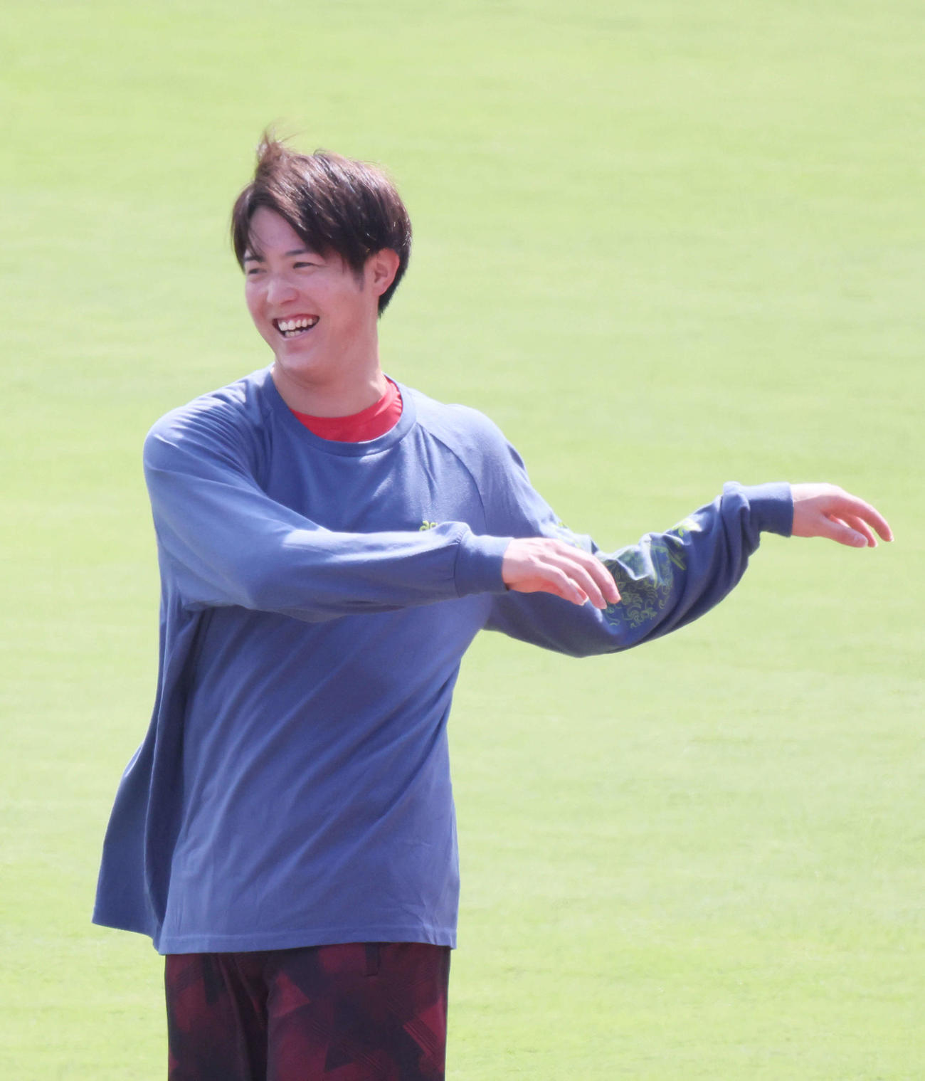 練習中に笑顔を見せる広島森下（撮影・加藤孝規）