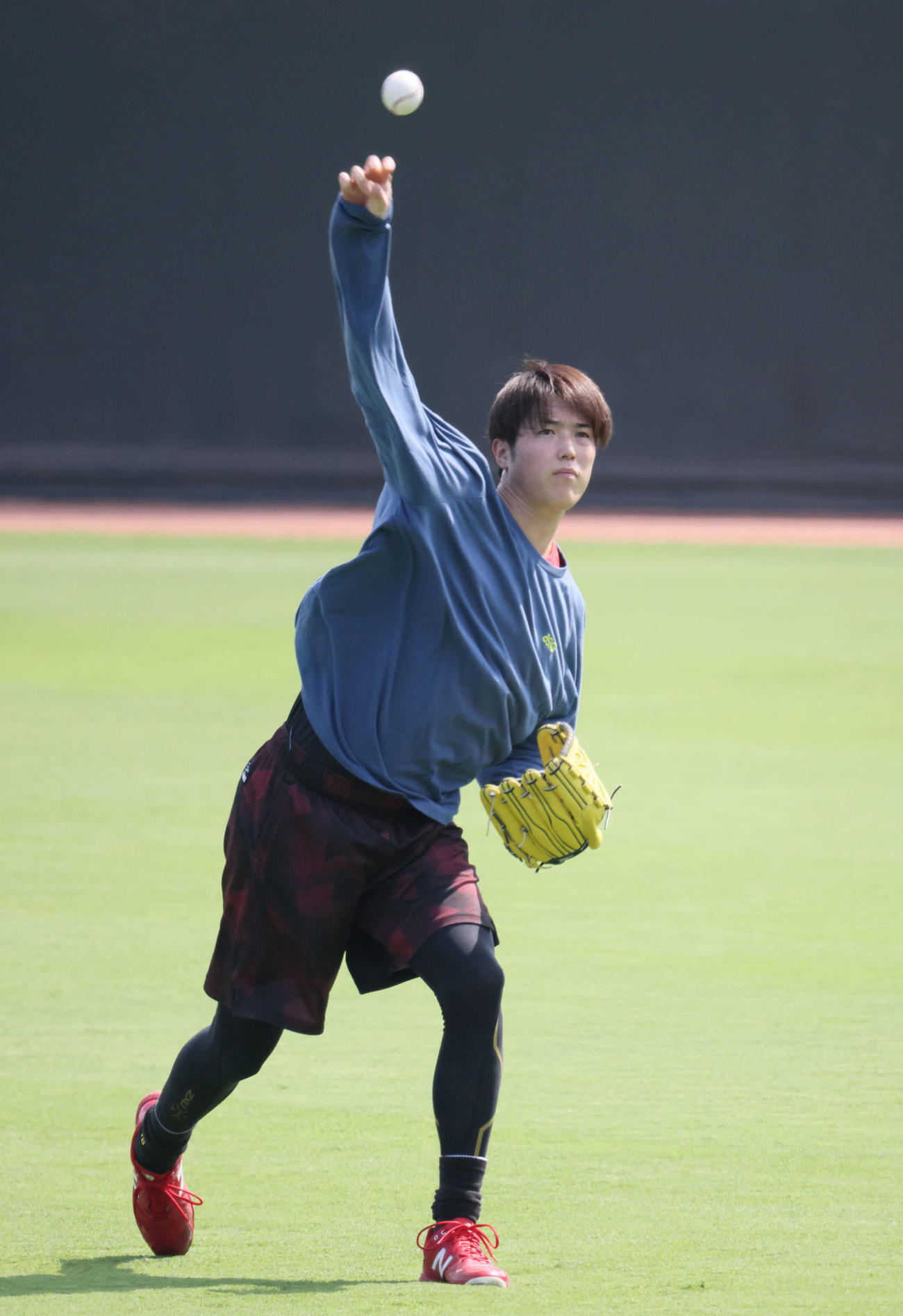 広島投手指名練習　キャッチボールをする森下（撮影・加藤孝規）