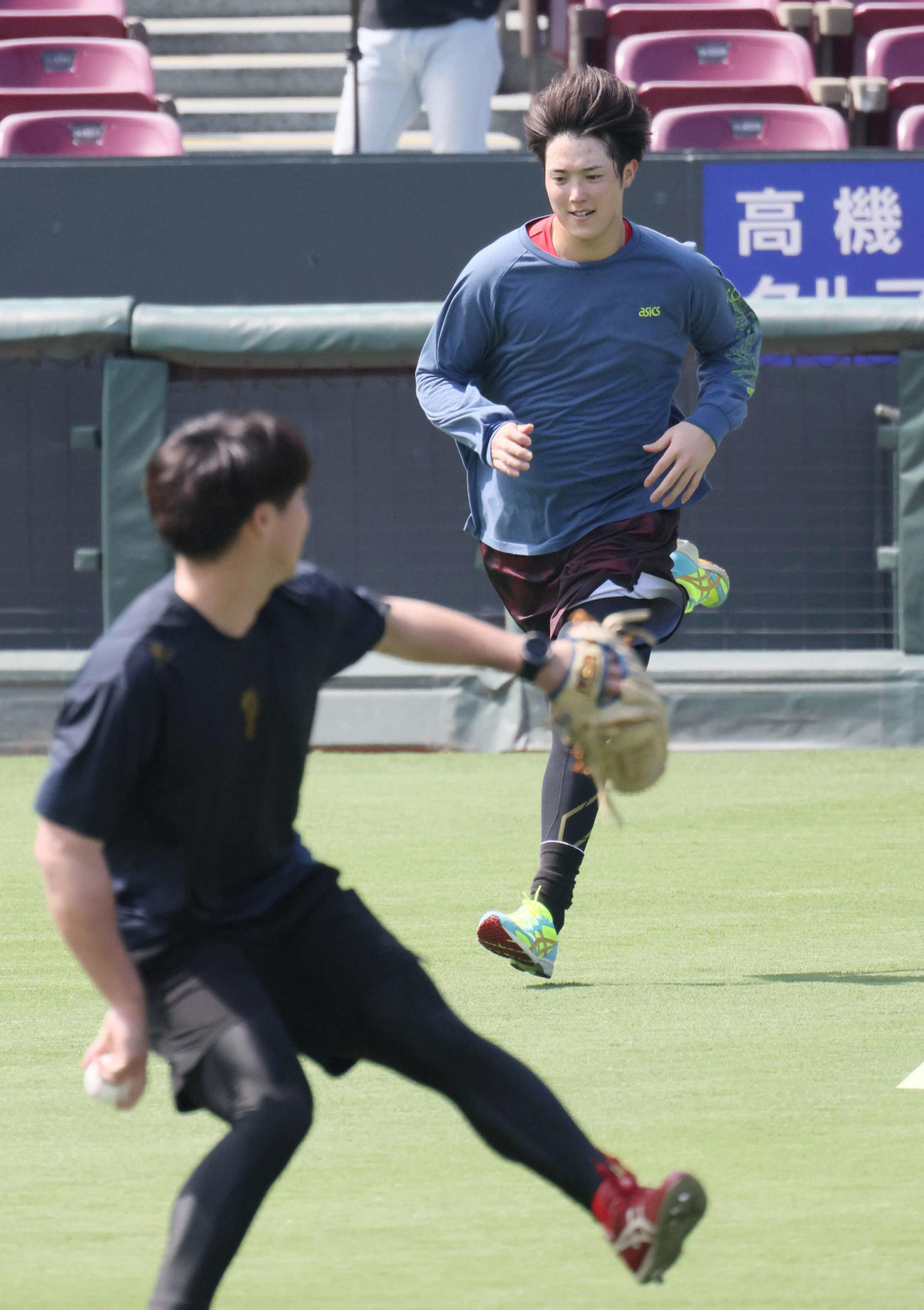 広島投手指名練習　走り込む森下。手前は野村（撮影・加藤孝規）