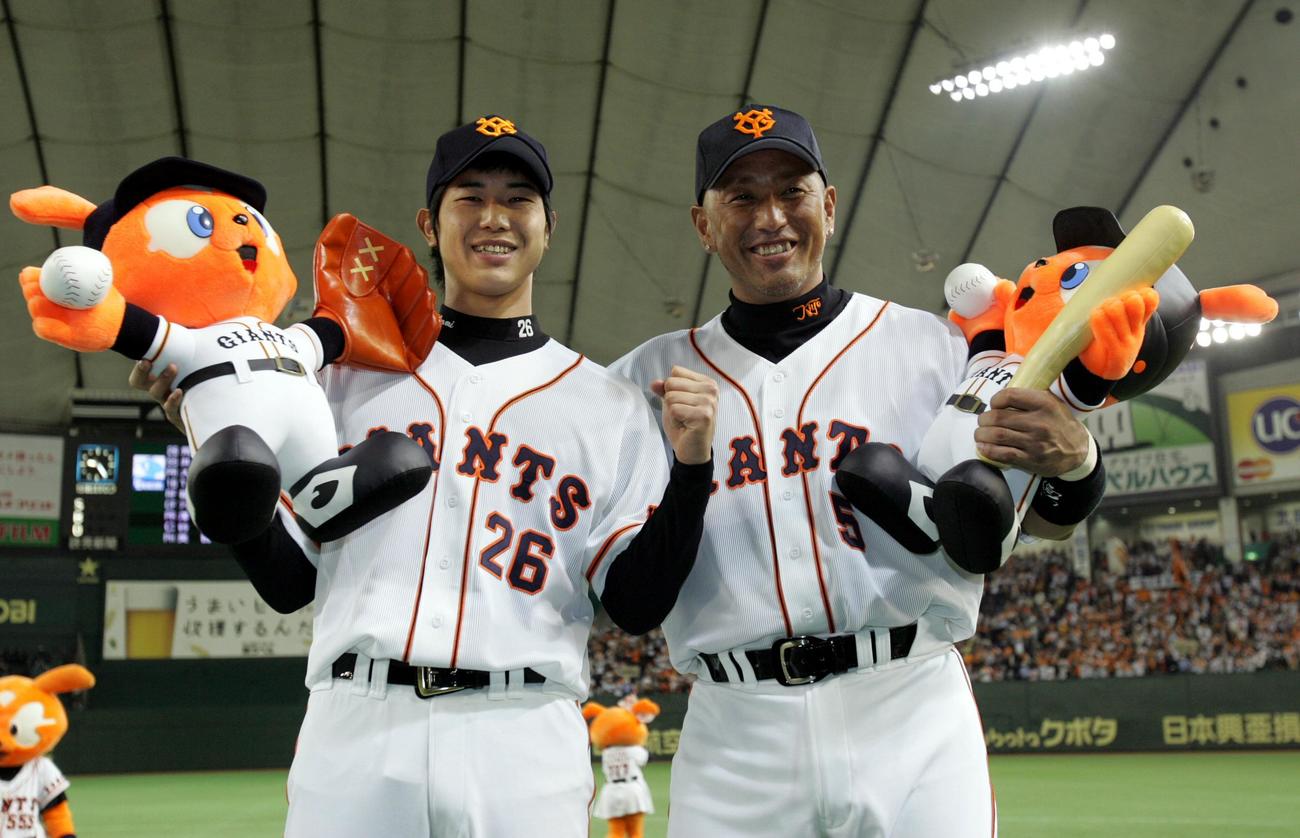 巨人対中日　プロ初勝利の内海哲也（左）は清原和博とお立ち台で笑顔を見せる（05年04月09日）