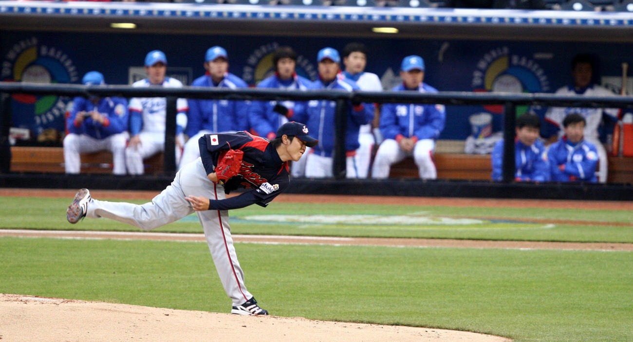 第2回WBC第2ラウンド・1組・1、2位決定戦　韓国対日本　韓国ベンチを前にピッチングする先発の内海哲也（2009年3月19日撮影）