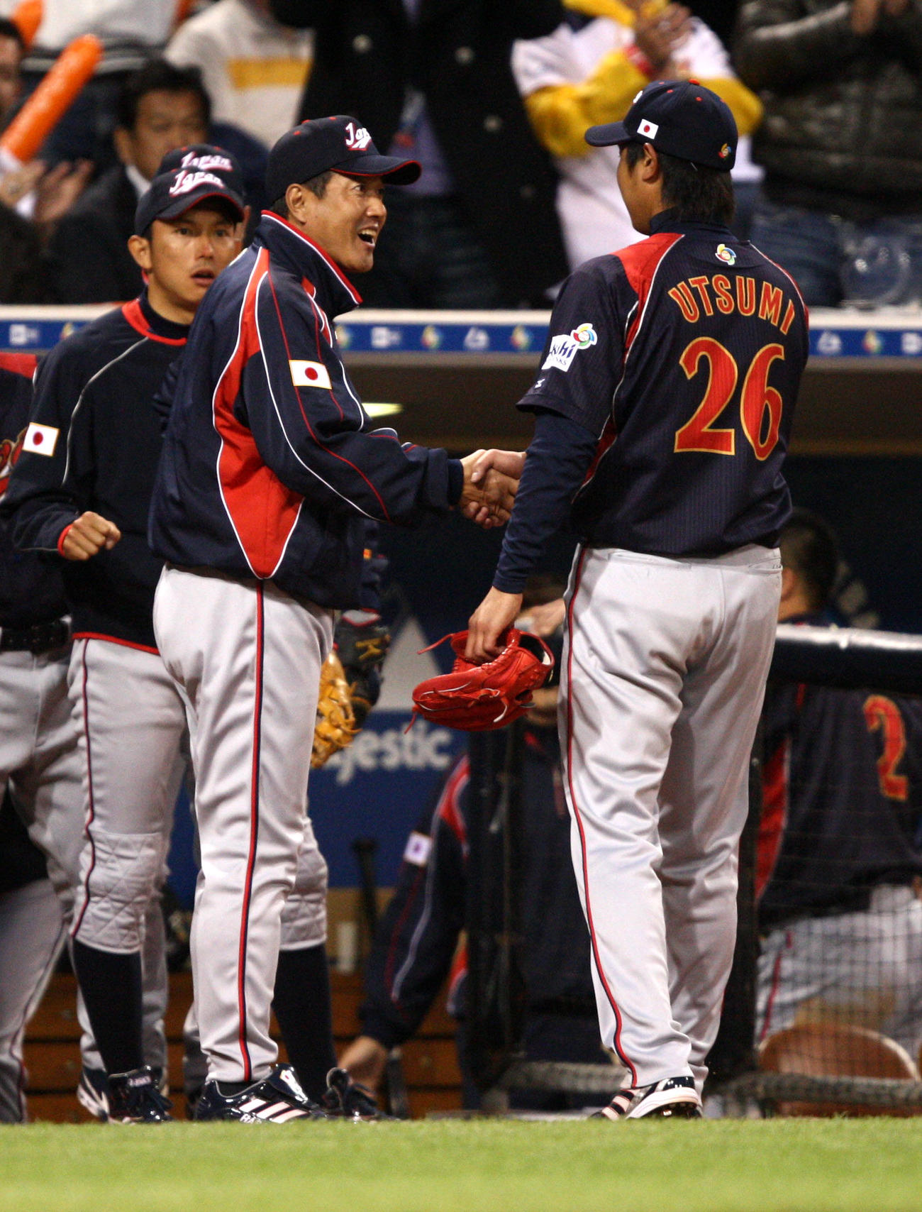 第2回WBC第2ラウンド・1組・1、2位決定戦　韓国対日本　3回途中で降板した内海哲也（右）を握手で迎える原辰徳監督（2009年3月19日撮影）