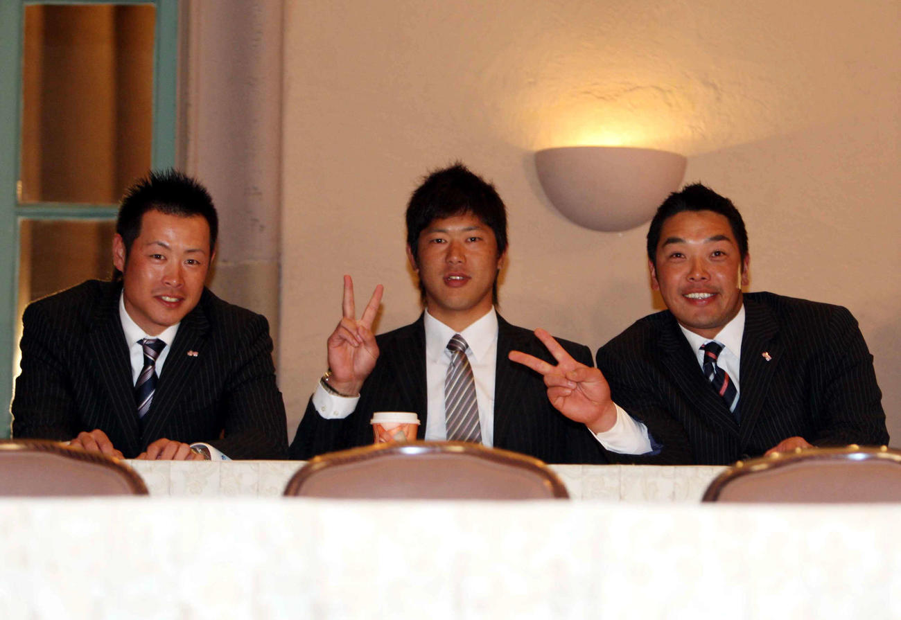 WBC日本代表一夜明け会見　WBC2連覇から一夜明け会見でVサインする右から阿部慎之助、内海哲也、亀井義行（2009年3月24日撮影）