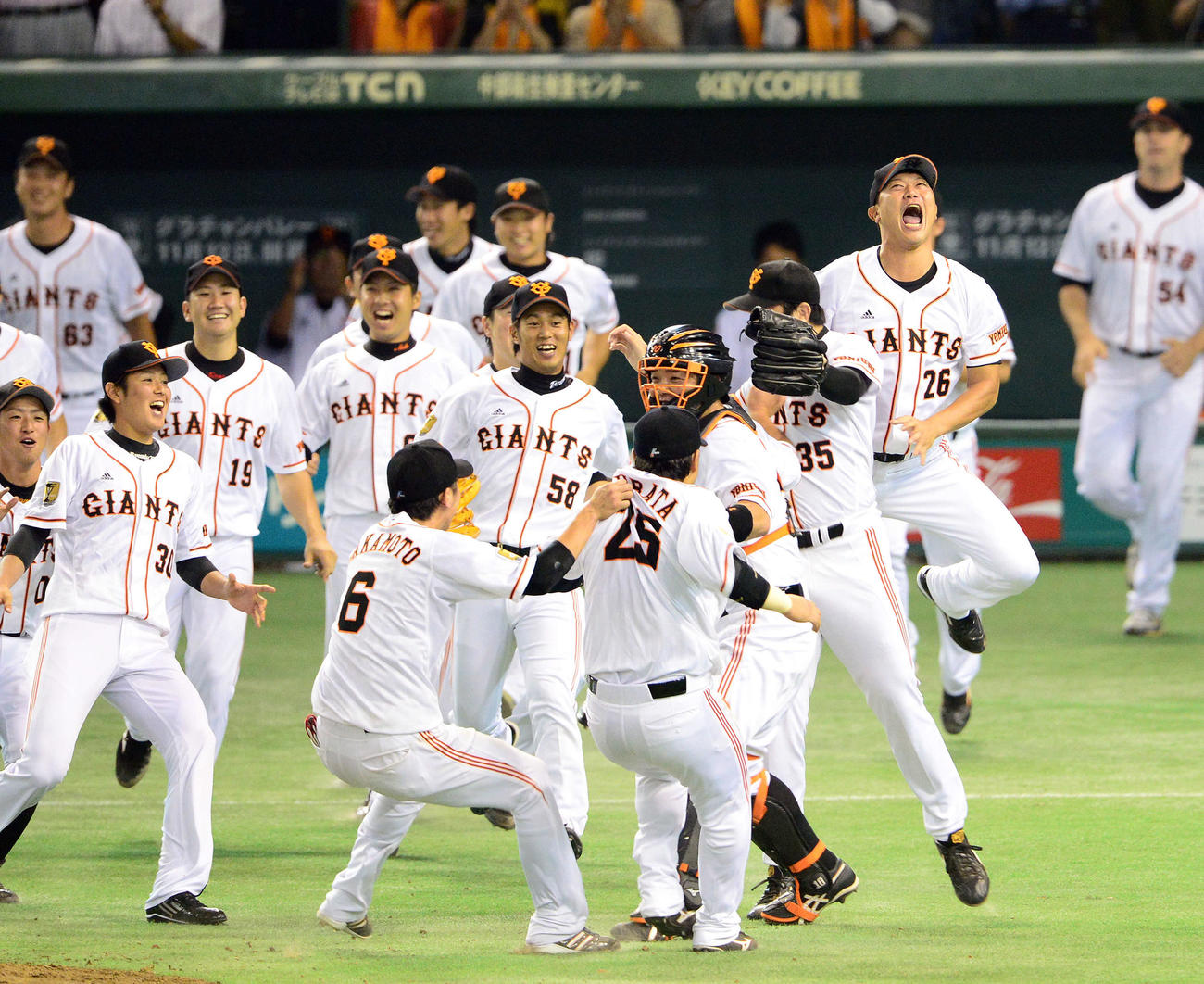 2013年9月22日、勝ってリーグ優勝を決めてマウンド付近で喜び合う巨人ナイン。内海哲也（右）は胴上げ投手となった西村健太朗（同2人目）に飛びつく