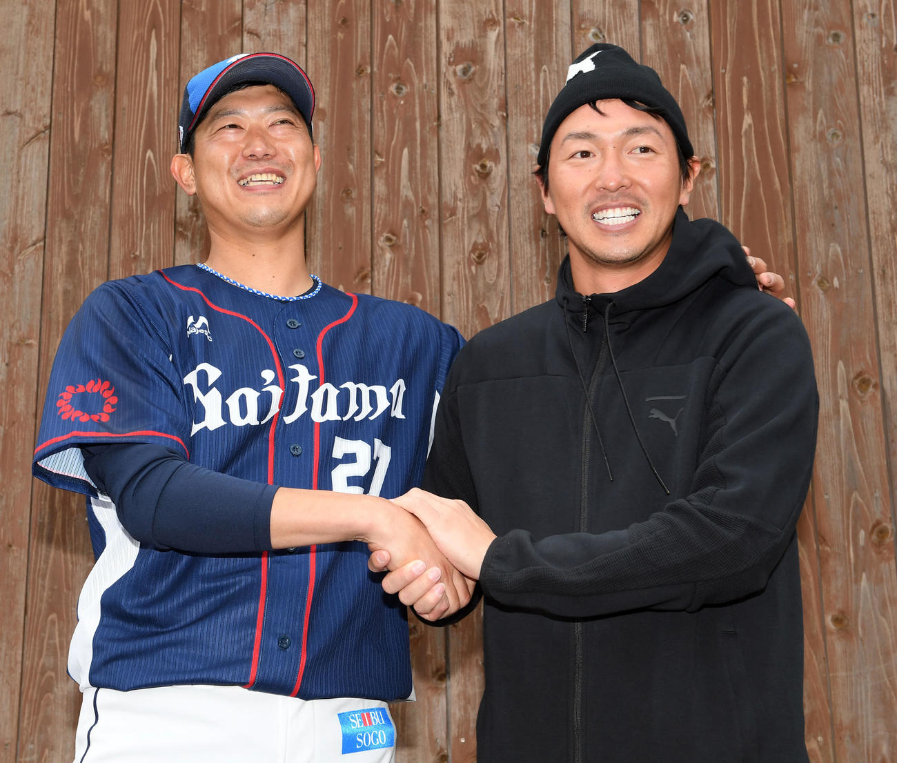 西武キャンプにサプライズ訪問した広島長野（右）と握手を交わす西武内海（2019年2月8日撮影）