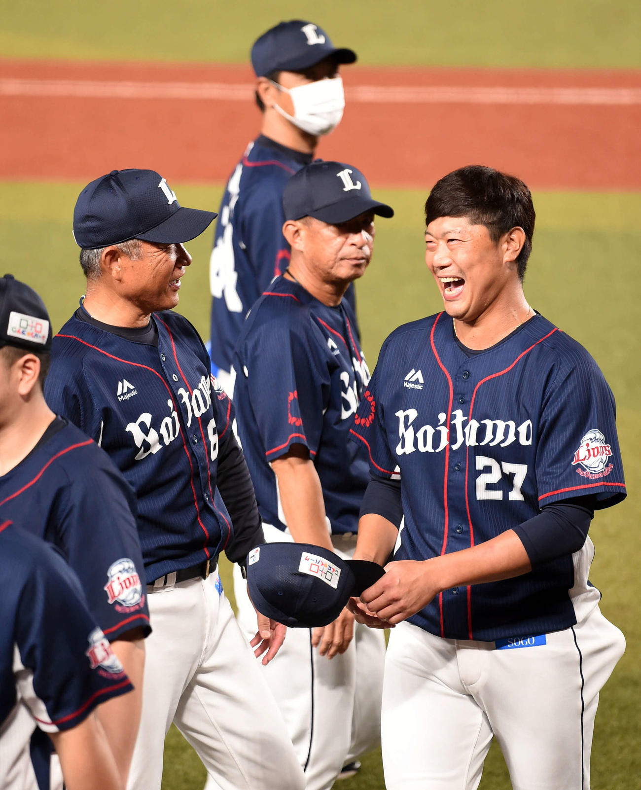ロッテ対西武　移籍後初勝利を飾った内海（右）は、西武辻監督と笑顔で言葉を交わす（2020年9月2日撮影）