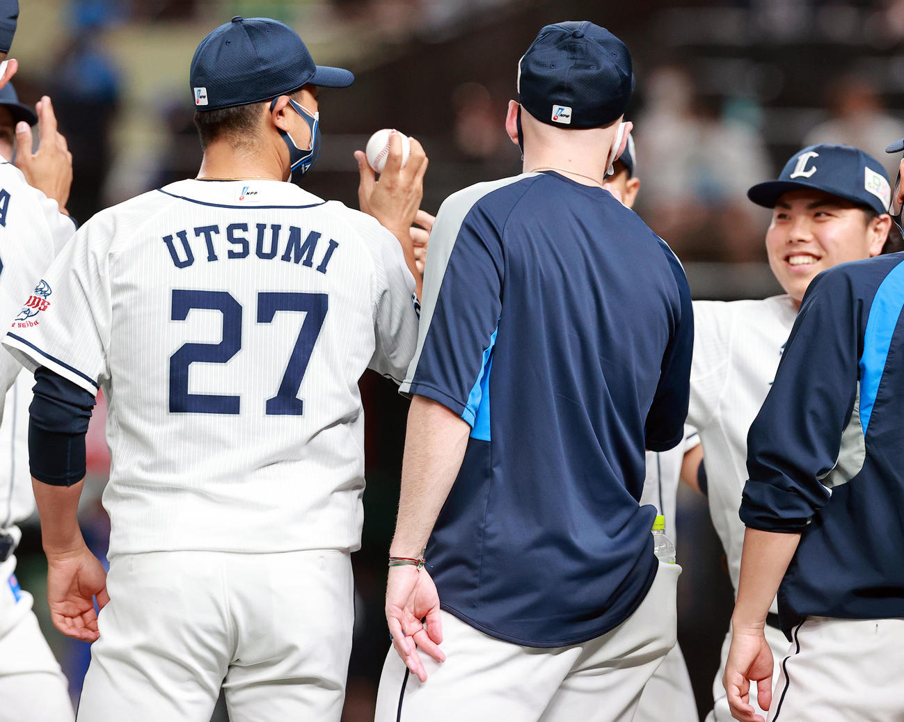 西武対DeNA　勝利投手の内海（左）は最後を締めた平良（右）からウイニングボールを受け取る（2021年6月10日撮影）