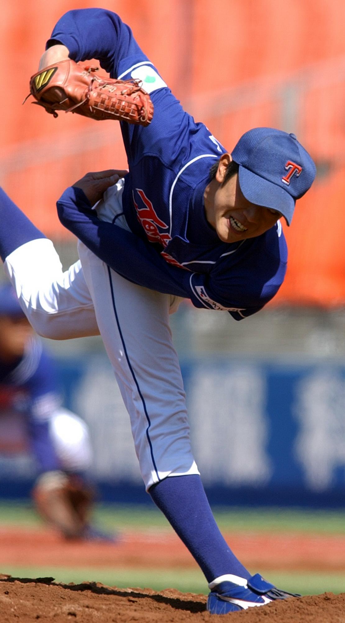 社会人野球東京大会　東京ガス対新日鉄君津　連投の東京ガス・内海哲也は柔らかい腕の振りで自分の尻に左手がくっつく（2003年3月10日）