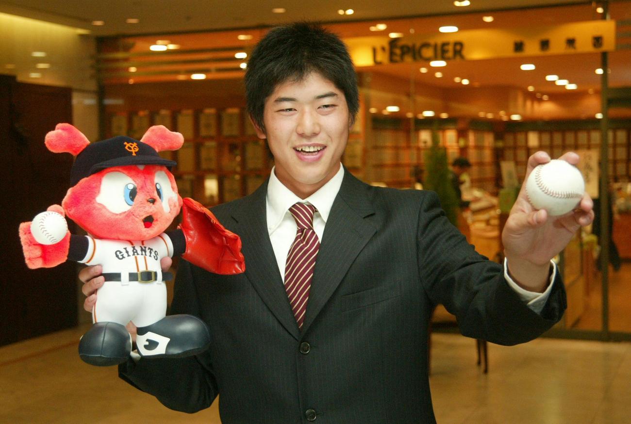 2003年ドラフト会議　自由獲得枠で巨人に指名された東京ガス・内海哲也はジャビット人形を手にニッコリ（2003年11月18日撮影）
