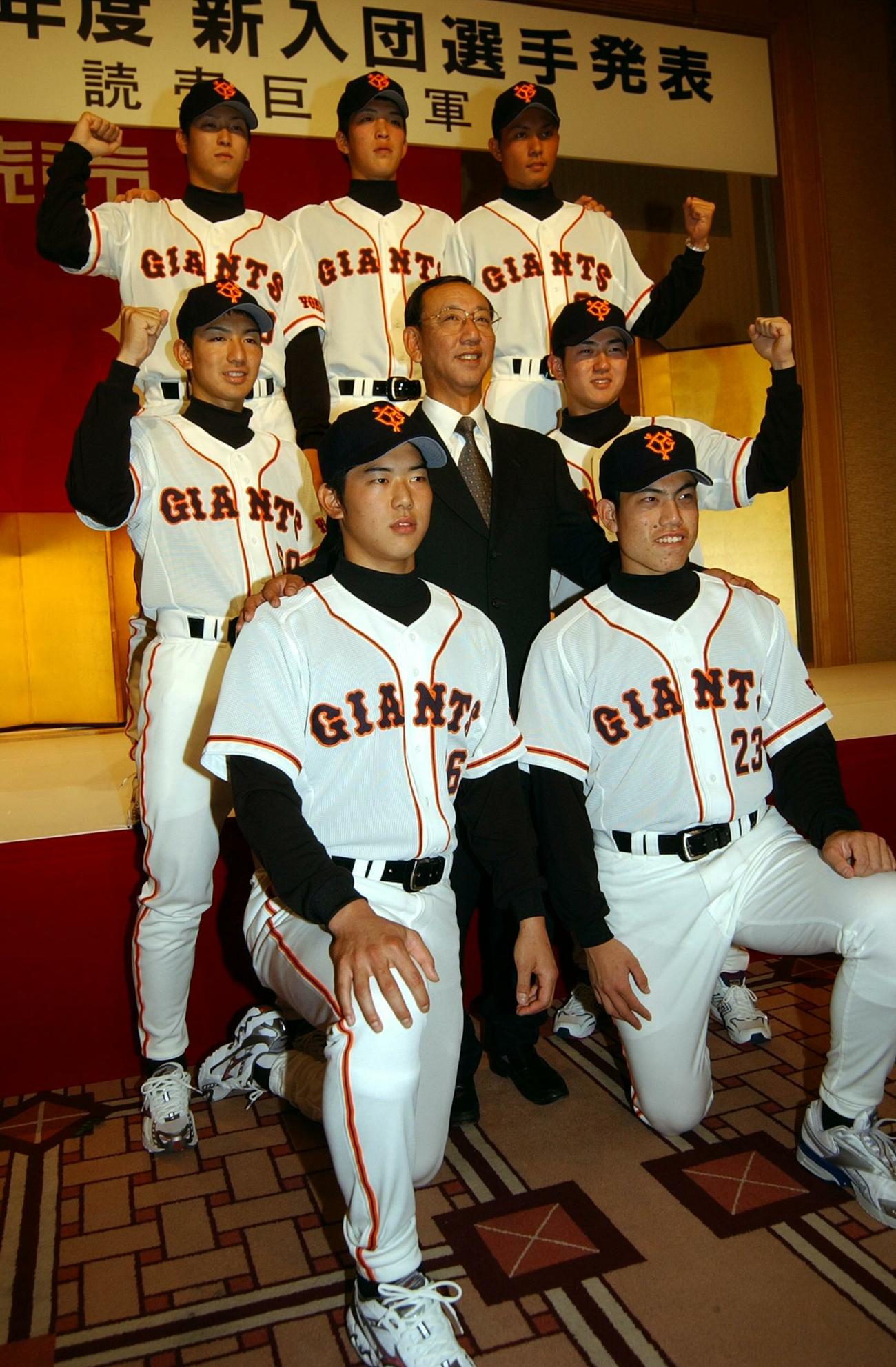 堀内監督（中央）とともに新入団選手発表に臨む7選手。下段左から内海、西村、中段左から平岡、堀内監督、岩舘、上段左から南、佐藤弘、山本賢（2003年12月12日撮影）