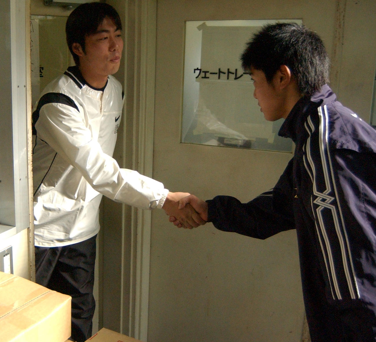 2004年1月、ジャイアンツ球場での自主トレを始動した巨人内海哲也（右）は上原浩治に挨拶し握手してもらう