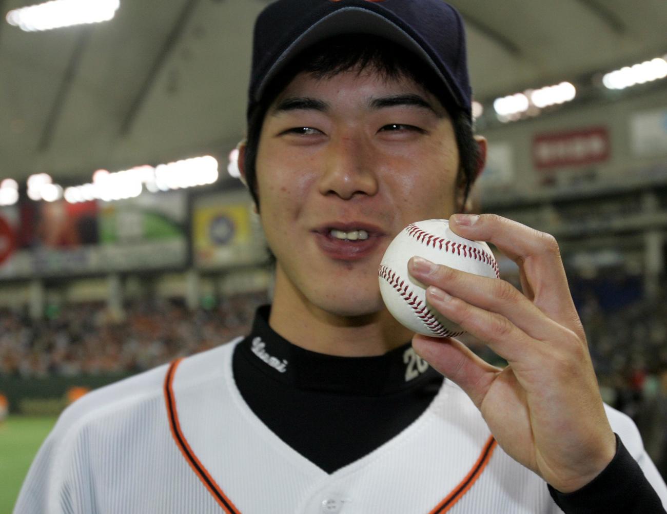 プロ初勝利の内海哲也はウイニングボールに照れながらキスをする（05年04月09日）