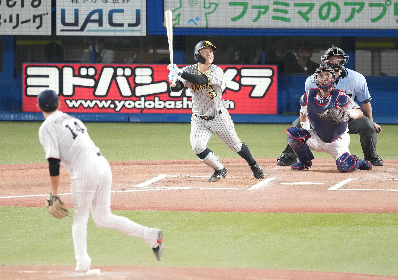 ヤクルト対阪神　6回表阪神1死、左越えソロ本塁打を放つ糸原。投手高梨（撮影・鈴木みどり）