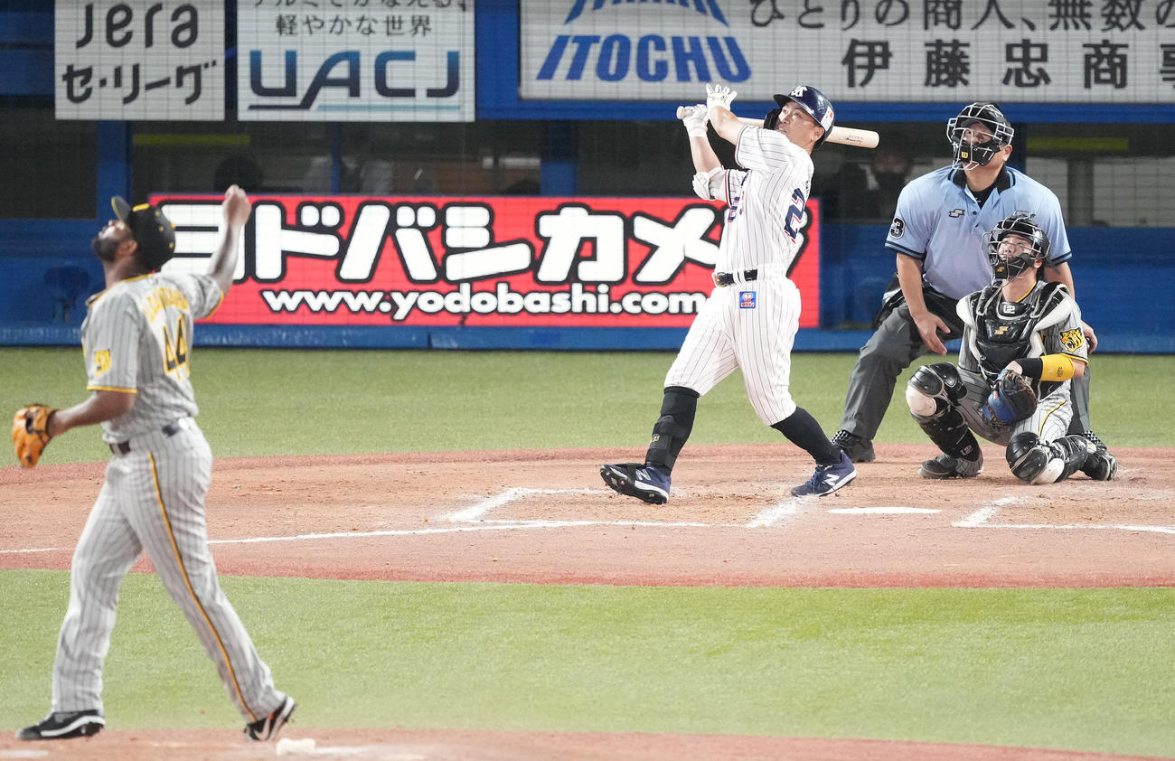 ヤクルト対阪神　7回裏ヤクルト無死、右越えソロ本塁打を放つ青木。投手アルカンタラ（撮影・鈴木みどり）