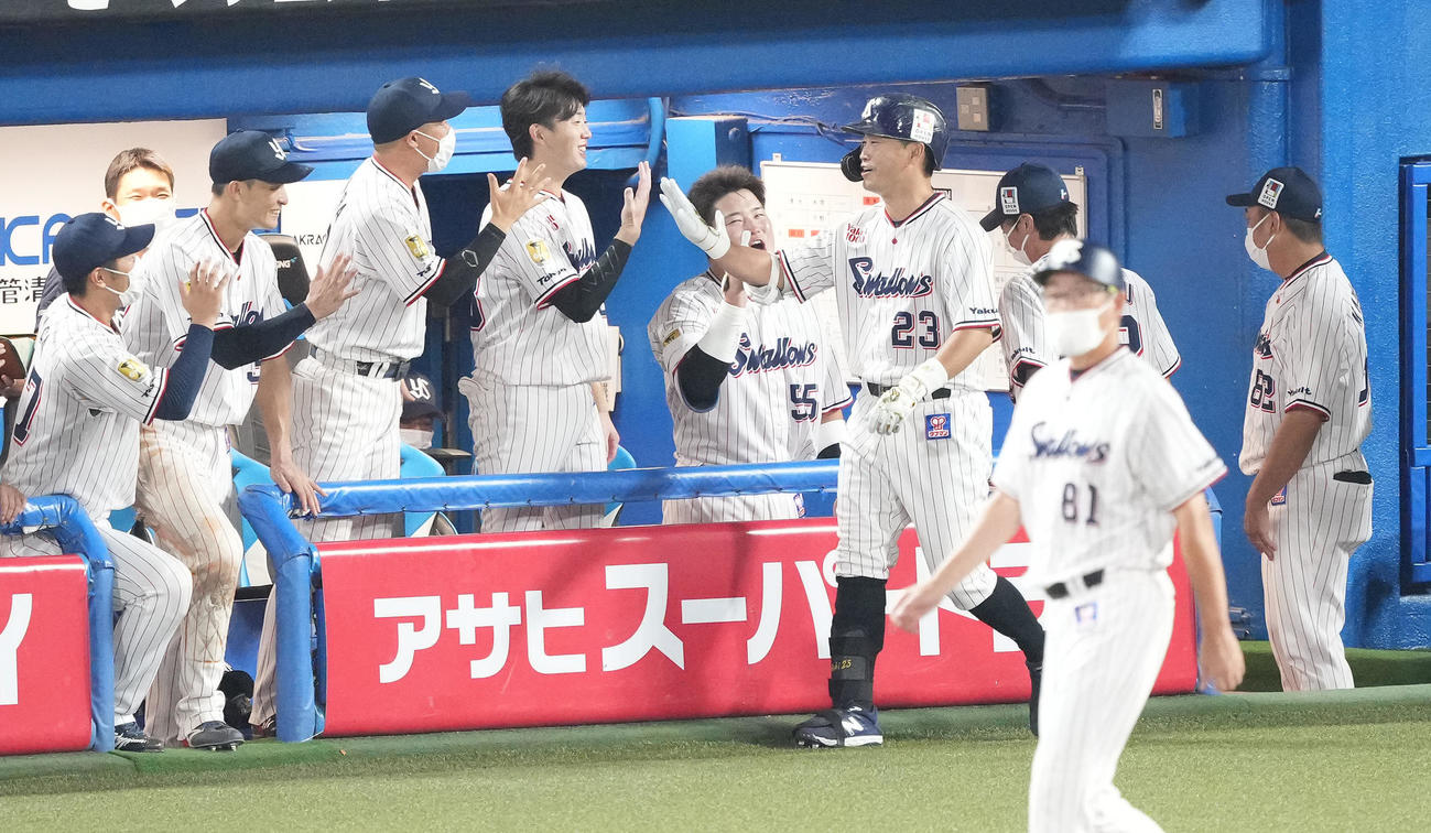 ヤクルト対阪神　7回裏ヤクルト無死、右越えソロ本塁打を放った青木（右から4人目）は村上（中央）らナインと笑顔でハイタッチ（撮影・鈴木みどり）