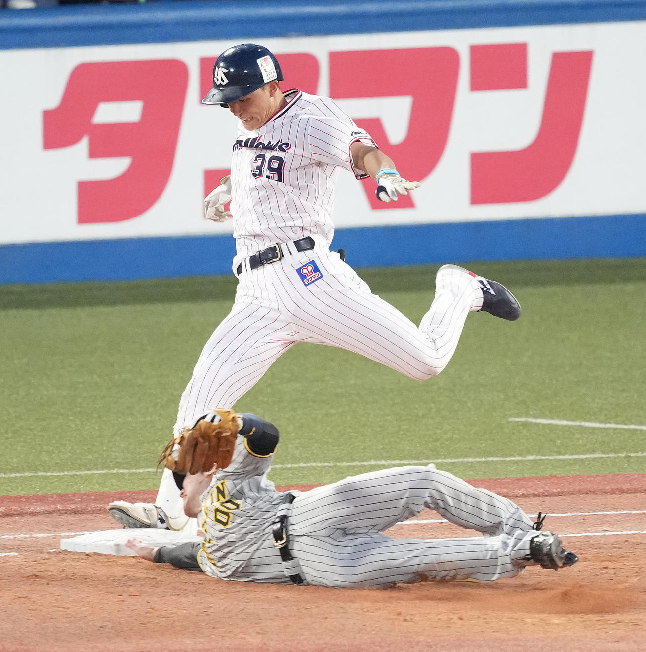 ヤクルト対阪神　2回裏ヤクルト無死一塁、バント球を投手青柳が悪送球し、一塁セーフの打者宮本。下は一塁カバーに入る二塁手山本（撮影・鈴木みどり）