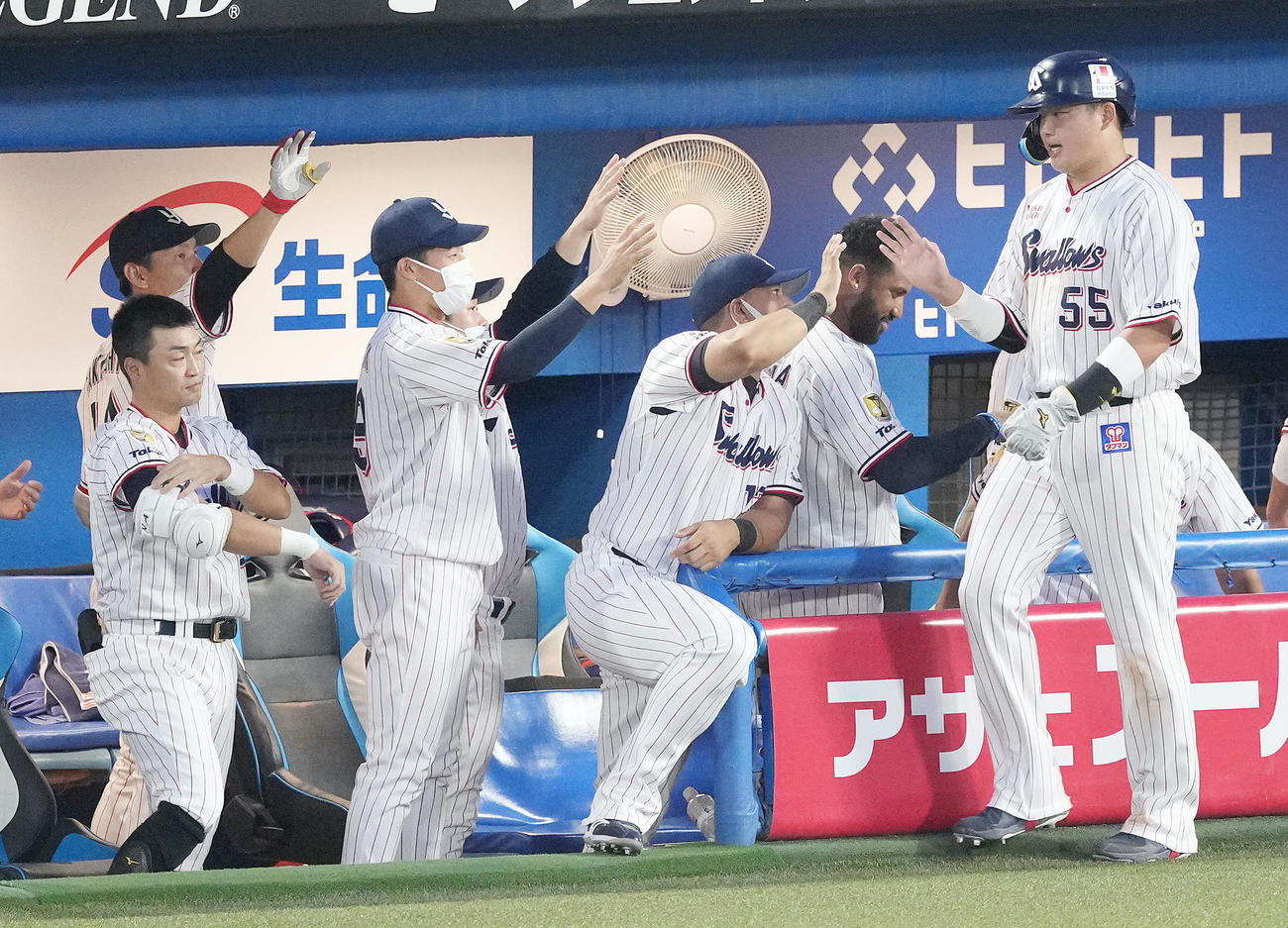 ヤクルト対阪神　2回裏ヤクルト無死満塁、丸山の遊ゴロの間に生還した三塁走者村上（右）はナインとハイタッチ（撮影・鈴木みどり）