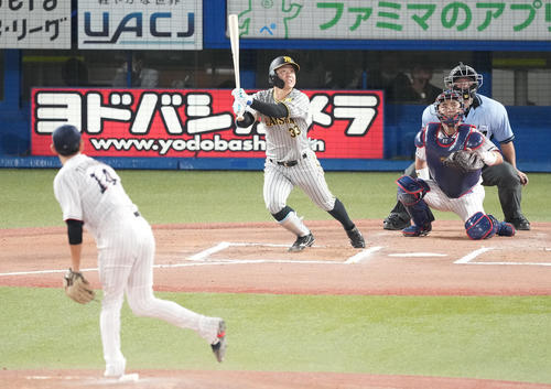 ヤクルト対阪神 6回表阪神1死、左越えソロ本塁打を放つ糸原。投手高梨(撮影・鈴木みどり)
