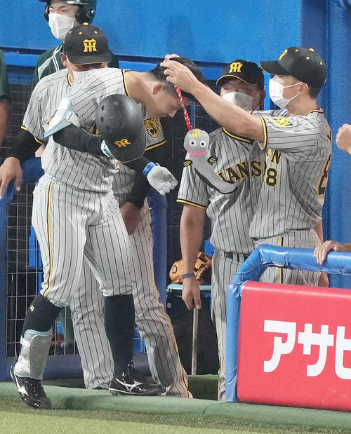 ヤクルト対阪神 6回表阪神1死、左越えソロ本塁打を放った糸原(左)は矢野監督(右)からメダルをかけられる(撮影・鈴木みどり)