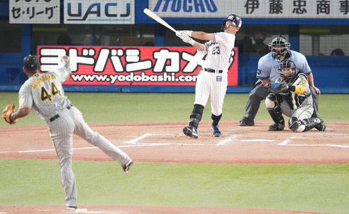 ヤクルト対阪神 7回裏ヤクルト無死、右越えソロ本塁打を放つ青木。投手アルカンタラ(撮影・鈴木みどり)