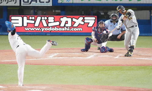 ヤクルト対阪神 8回表阪神2死一、二塁、中飛に倒れる原口。投手清水(撮影・鈴木みどり)