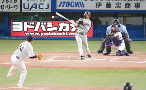 ヤクルト対阪神 9回表阪神2死一、二塁、中前適時打を放つ島田。投手田口(撮影・鈴木みどり)