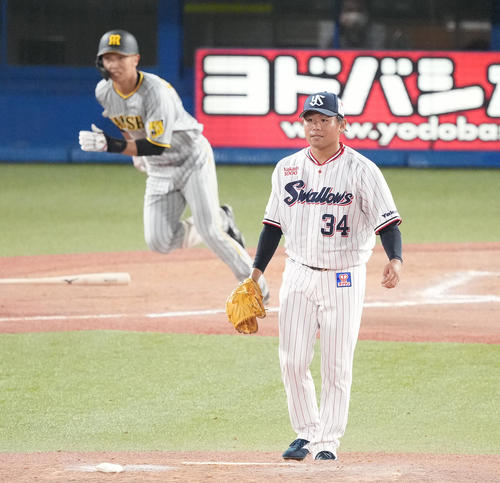 ヤクルト対阪神 9回表阪神2死一、二塁、島田に中前適時打を浴びる田口(撮影・鈴木みどり)