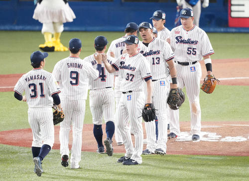 ヤクルト対阪神 阪神に勝利しナインとタッチを交わすマクガフ(中央)らヤクルトナイン(撮影・鈴木みどり)