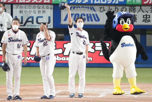 ヤクルト対阪神 阪神に勝利し声援に応えるヤクルト高津監督(中央)(撮影・鈴木みどり)
