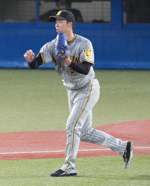 ヤクルト対阪神 2回裏ヤクルト無死一塁、宮本のバント球を一塁へ悪送球する青柳(撮影・鈴木みどり)